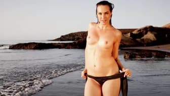 Big round ass MILF posing totally naked